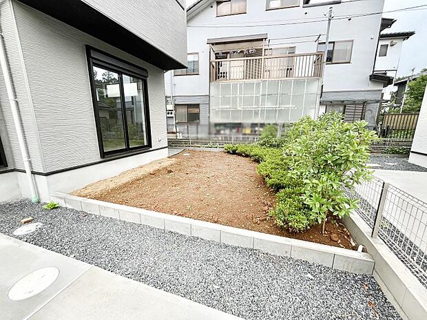 住まいに明るい光と開放感を演出してくれる庭スペース付き!