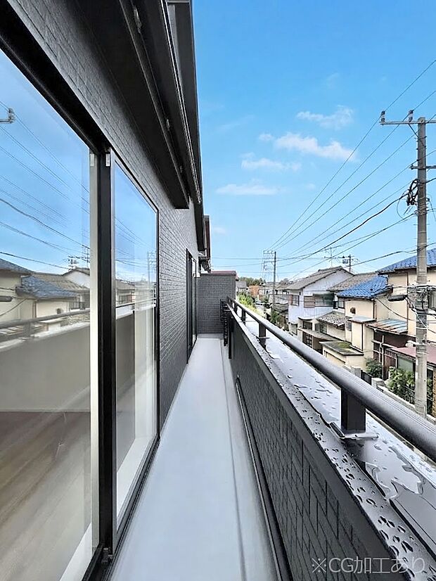 南向きのバルコニー！ご家族の洗濯物はもちろん、お布団もたっぷり干せます！