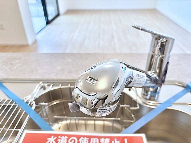 いつでも清潔なおいしいお水を。一つの水栓で水道水と浄水を使い分け。