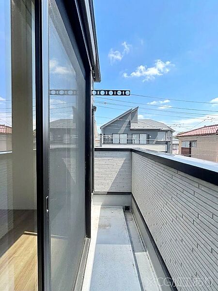 暖かな陽光が降り注ぐバルコニーはお洗濯におすすめ。爽やかな風も心地よいです。