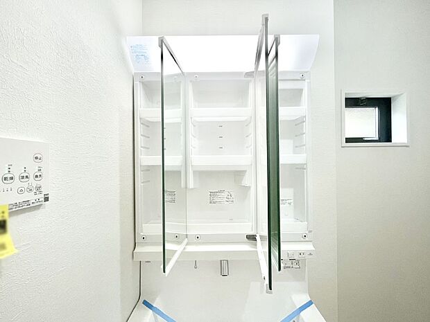 三面鏡の裏に、化粧品や衛生用品などを収納可能。洗面台をすっきりと保ちます!
