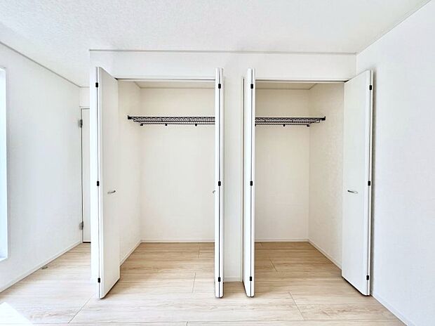 洋室のクローゼット。奥行きがあるので厚手の衣類もすっきり収まります。