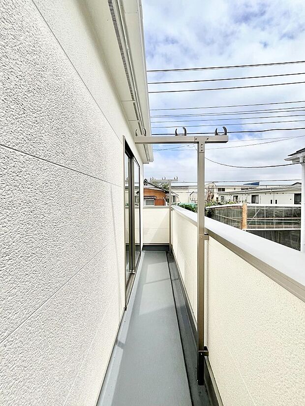 暖かな陽光が降り注ぐバルコニーはお洗濯におすすめ。爽やかな風も心地よいです。 