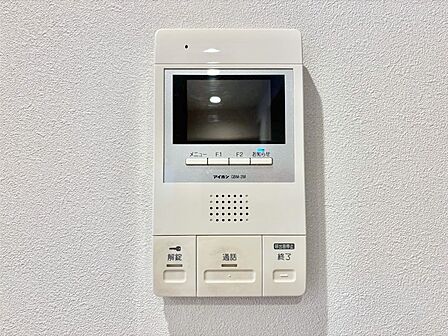 訪問者が一目でわかる安心のTVモニター付きインターホン。