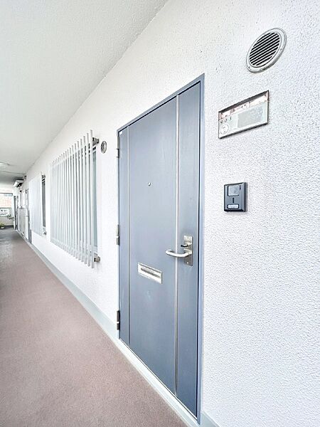シンプルで落ち着いた雰囲気の玄関周り