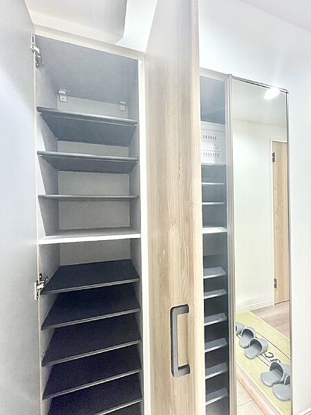 たっぷり収納できるシューズボックスで家族全員の靴も、玄関すっきり。