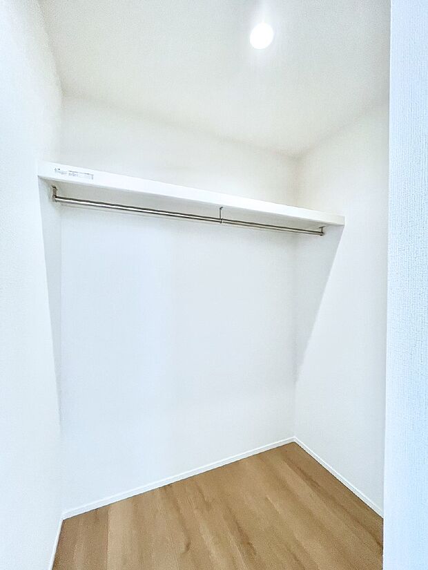 ウォークインクローゼット付きで生活空間を広く利用できます。