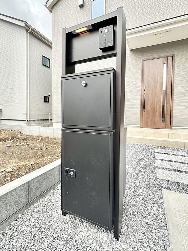 表札・インターホン・ポスト・宅配BOXをひとつに集約。エントランスになじむシンプルデザイン。