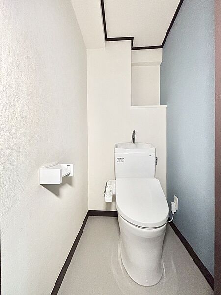 明るく清潔感のあるトイレです。