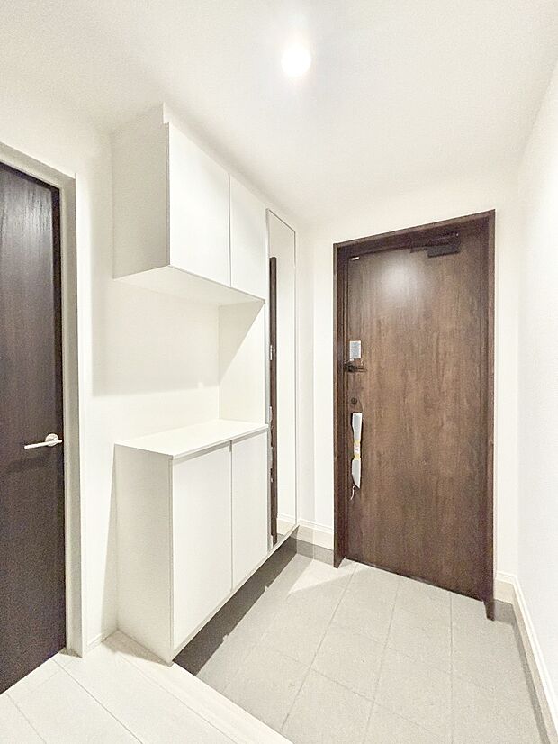 飾り棚を利用して、お越しいただくお客様をおもてなしできます。