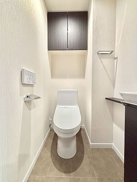 明るく清潔感のあるトイレです。