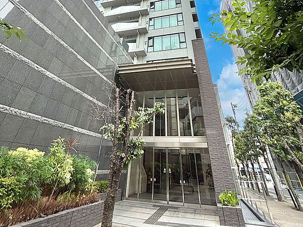 外観 綺麗なエントランスは、居住者を優しく迎えいれてくれます