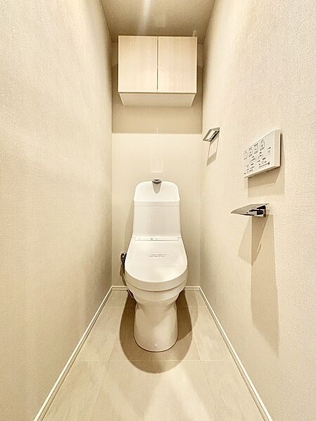 明るく清潔感のあるトイレです。