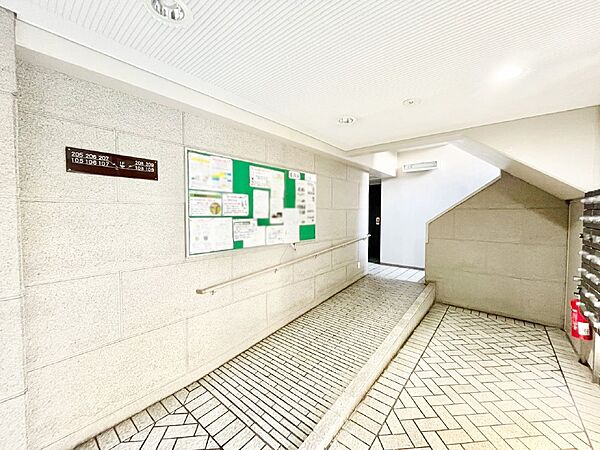 光がたっぷり取り込める明るいロビー