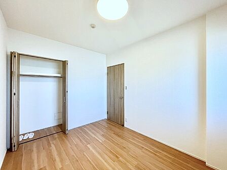 お子さまのお部屋としても!衣類の整理整頓に便利なクローゼット付きの洋室。