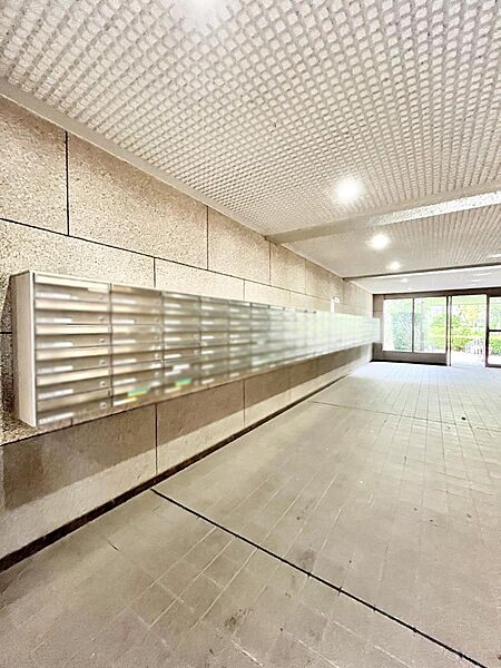 ポストはエントランス内にあるので雨に濡れず郵便が受け取れますね！