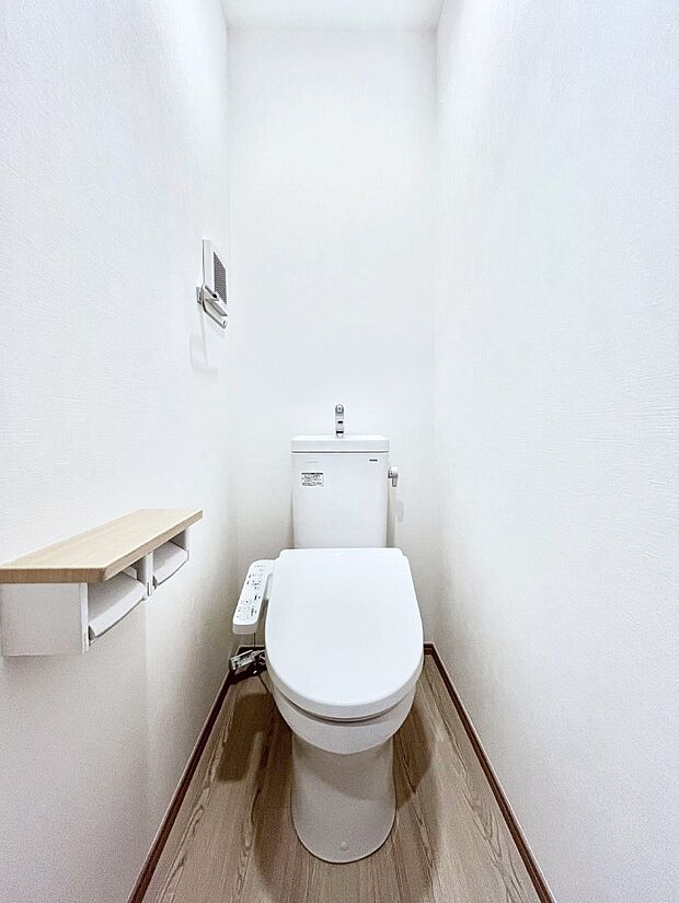 明るく清潔感のあるトイレです。