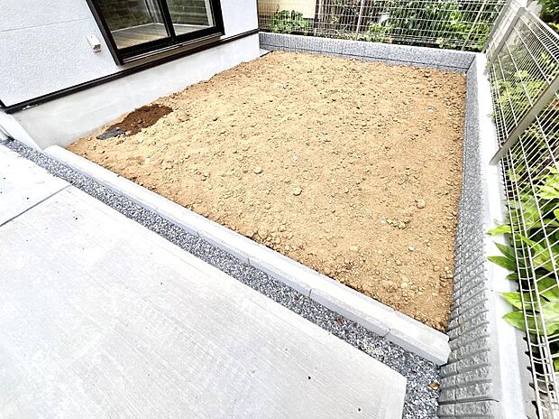 ガーデニングや家庭菜園も楽しめるお庭付き。