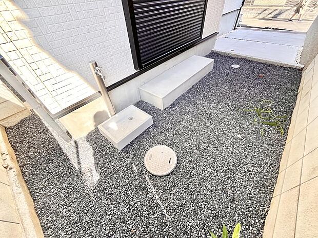 ガーデニングや家庭菜園も楽しめるお庭付き。