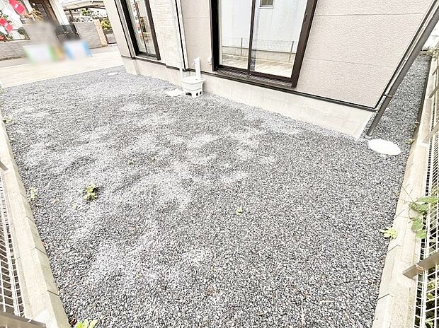 家族で楽しめる庭付きです。ガーデニングや物置を置いたり、お子様がいらっしゃるご家庭ではプールなど使い方はさまざまです。