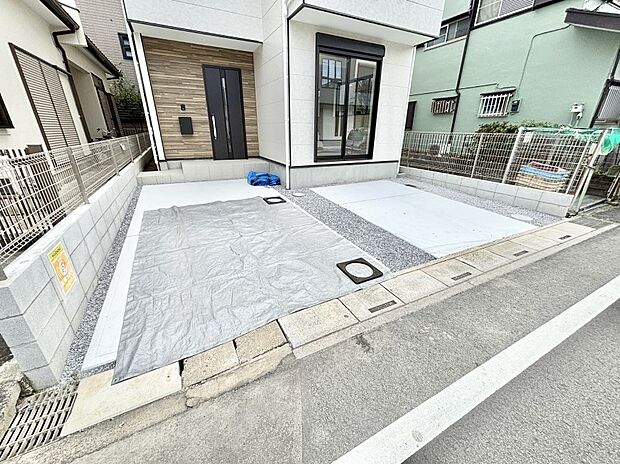 2台(車種による)駐車可!ご家族みんなの自転車も置ける広々カースペース。