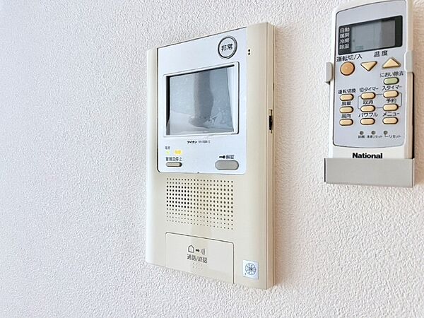 訪問者が一目でわかる安心のＴＶモニター付きインターホン。