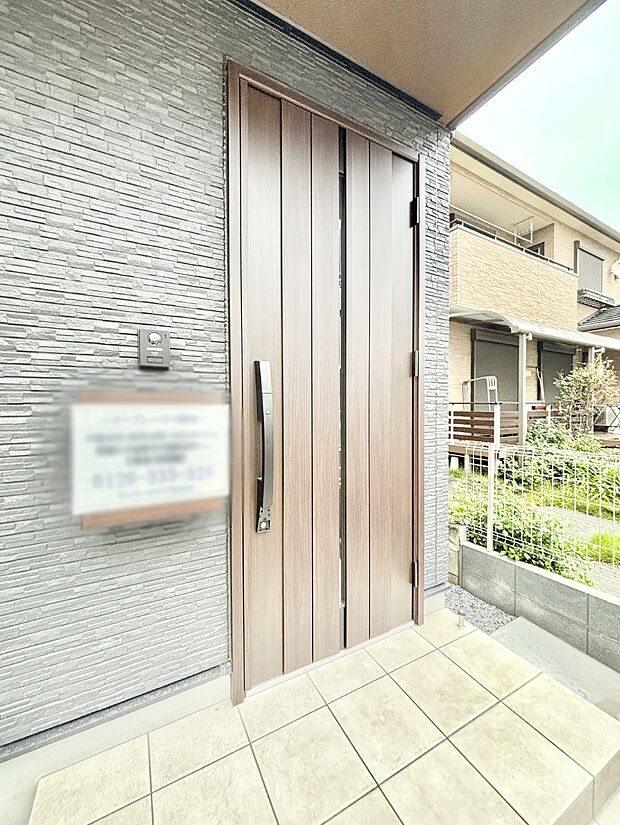 住まいの顔を演出する、玄関ドア。