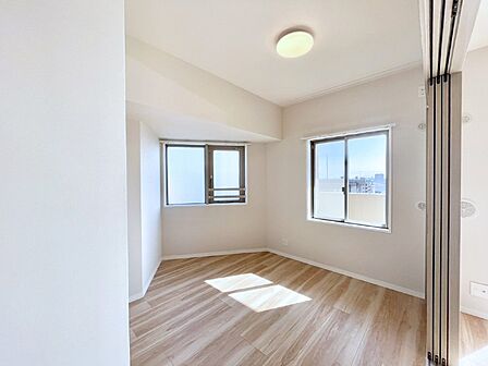 2面採光の洋室。窓から入り込む陽光がお部屋全体を優しく包み込みます！