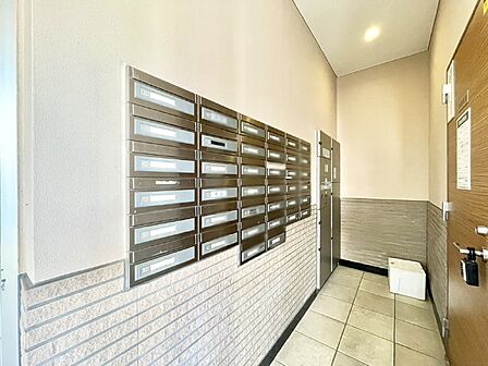 ポストはエントランス内にあるので雨に濡れず郵便が受け取れますね!