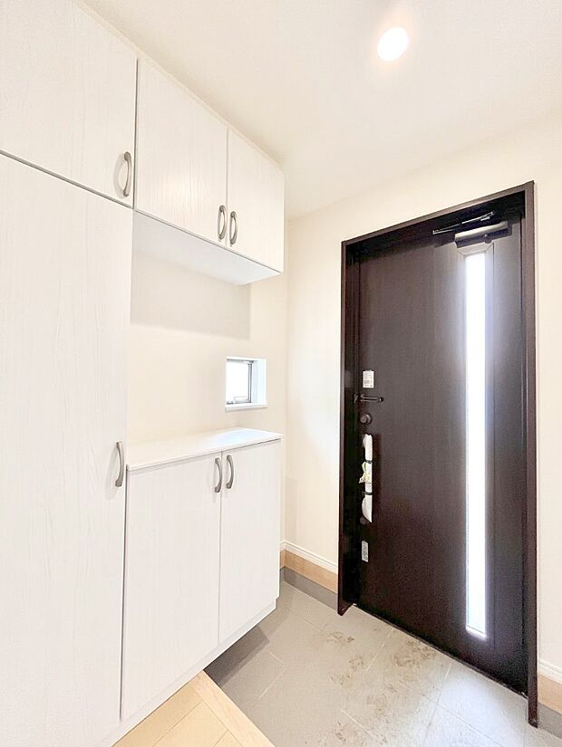 飾り棚を利用して、お越しいただくお客様をおもてなしできます。