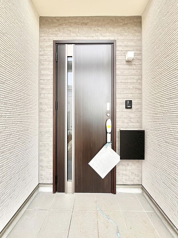 大切な家族、来客を出迎える玄関。