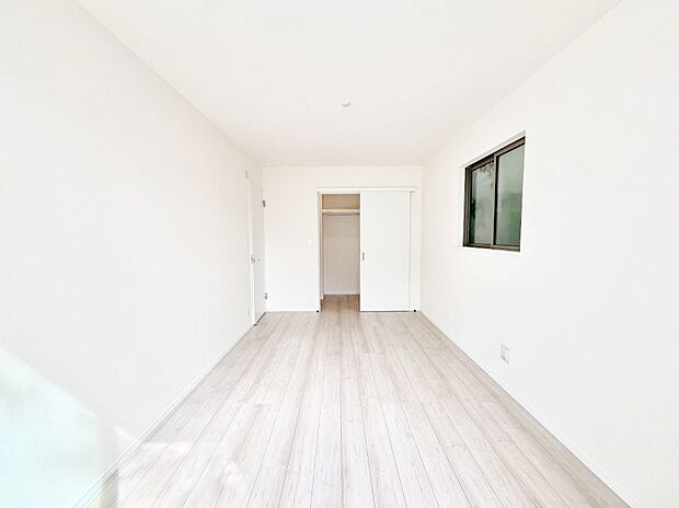 ウォークインクローゼットがあるお部屋!季節ごとの入れ替えも不要で便利です。