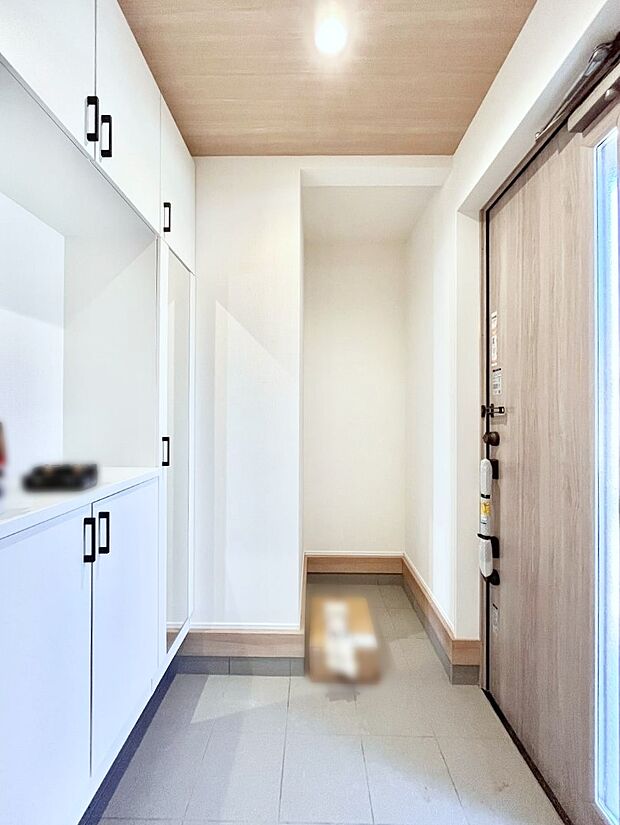 シューズインクローク付きの玄関。家族全員の靴や雨具などすっきり収納できます。