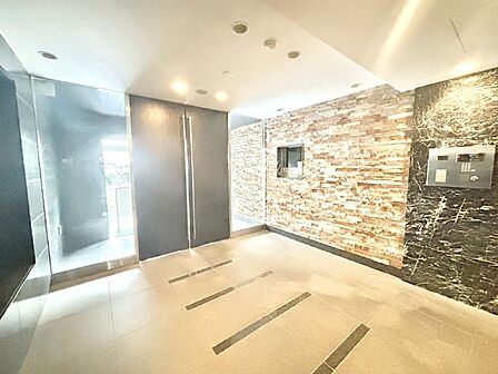 外観 綺麗なエントランスは、居住者を優しく迎えいれてくれます
