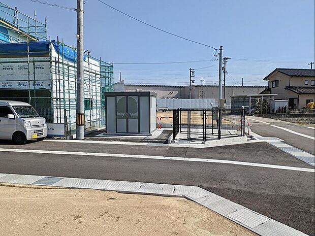 団地内にゴミ集積所あり。15号地からは道路を挟んで向かいです。(2024年4月撮影)