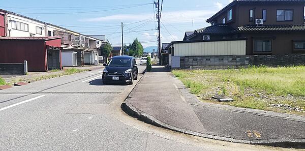 東側接道。歩道あり。