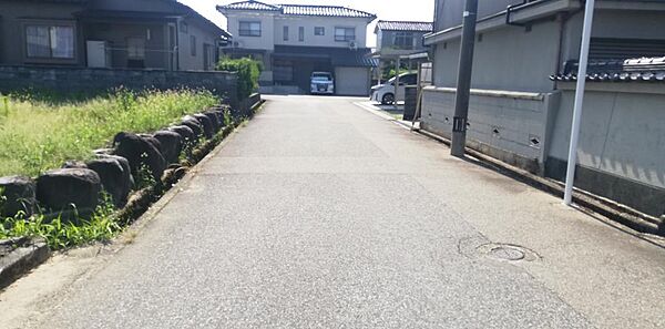 北側接道。既存土留めあり。