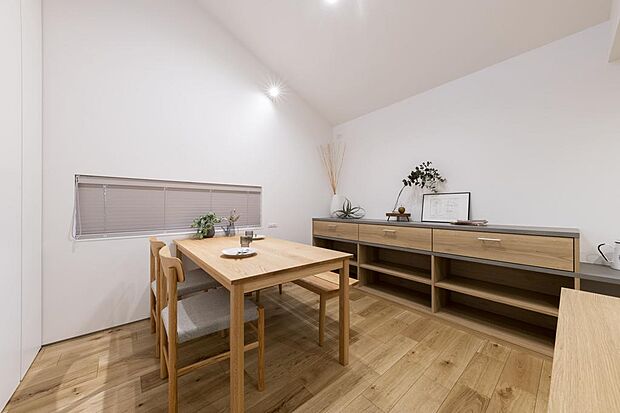 ダイニング。背面には、キッチンからつながる造作収納で、いつでもスッキリ片付きます。