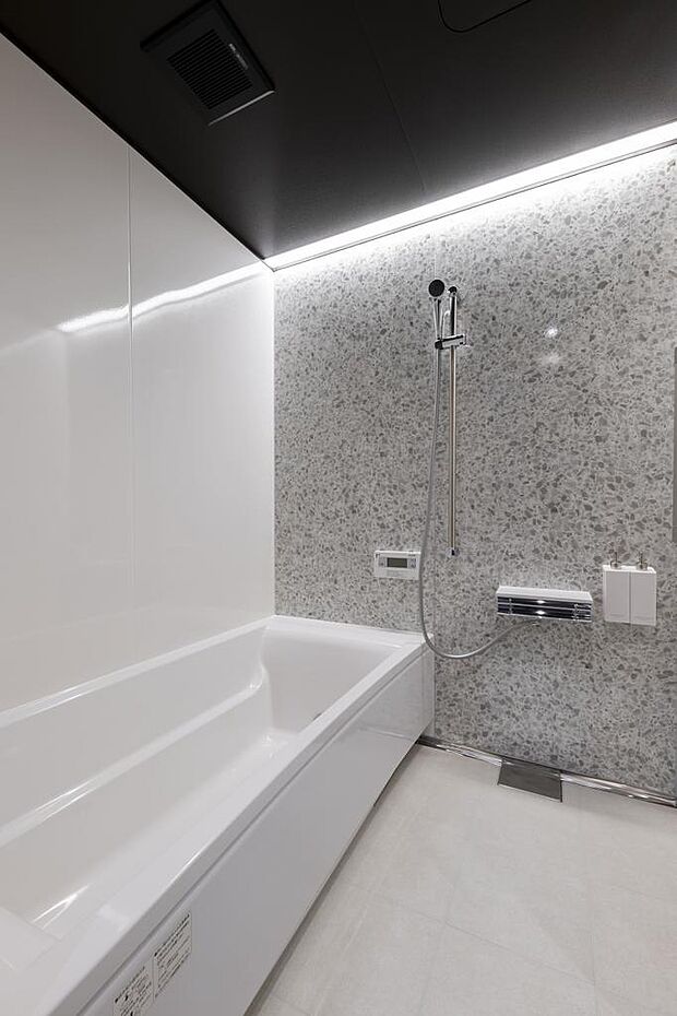 黒の天井＋グレーの壁面＋ライン照明でお風呂もオシャレな空間に。