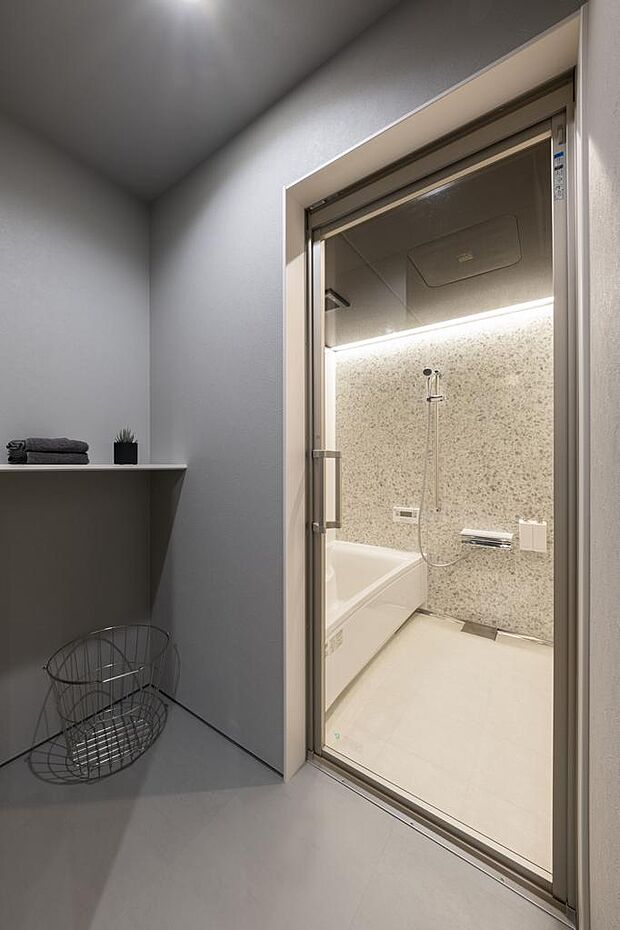 脱衣室・浴室。脱衣室は洗面と別になっているので、家族を気にすることなく、入浴できます。