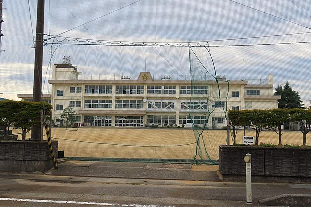 二塚小学校まで約50〜200m(徒歩約1〜3分）