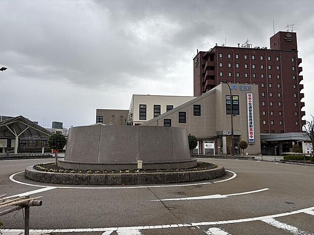 砺波駅まで車で約5分