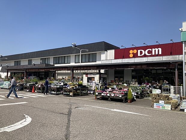DCM砺波店まで車で約4分