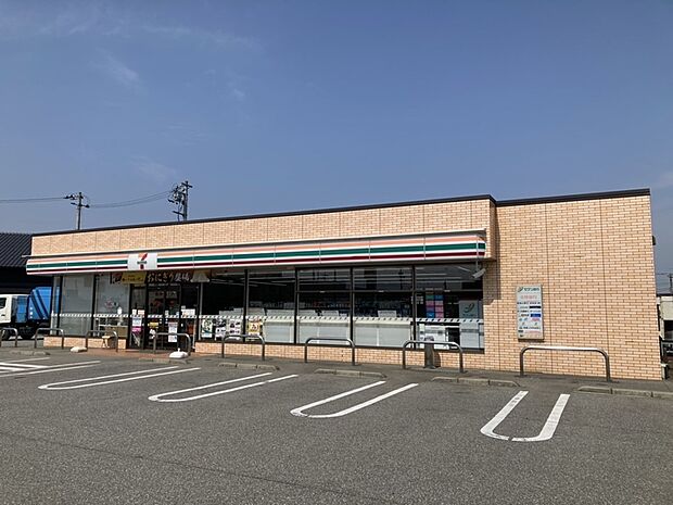 セブンイレブンまで車で約4分