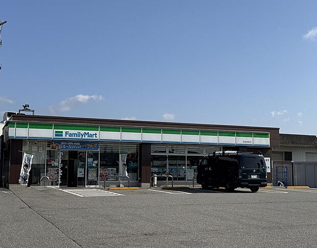 ファミリーマートまで車で約3分