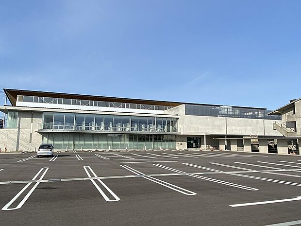 砺波市立砺波図書館まで車で約6分