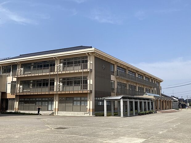 出町中学校まで徒歩約15分