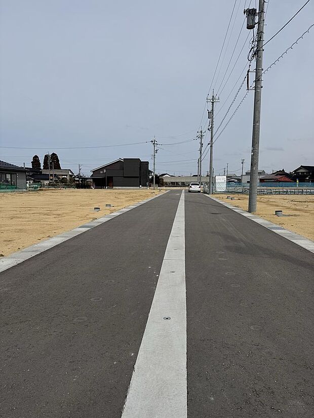 前面道路6m、融雪装置完備で冬の朝も安心です。(2026年3月2日撮影)