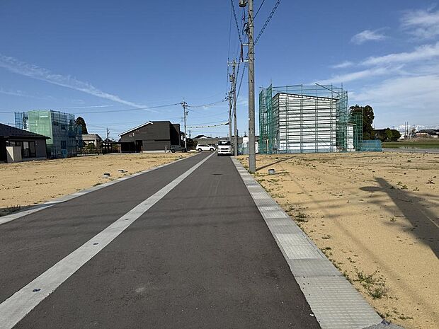 前面道路6ｍ、融雪装置完備で冬の朝も安心です。（2026年4月14日撮影）