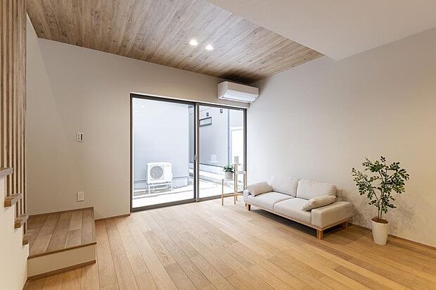 木目調の天井を上げ、ダイニングとは空間を分けています。